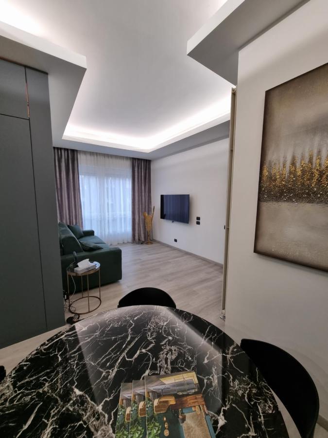 Apartment T-house Rom